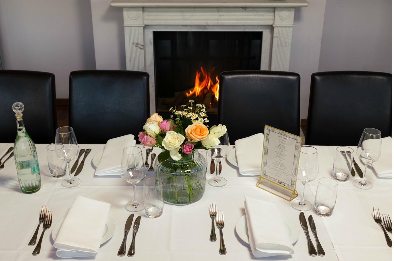 Kaminzimmer mit gedeckter Tafel